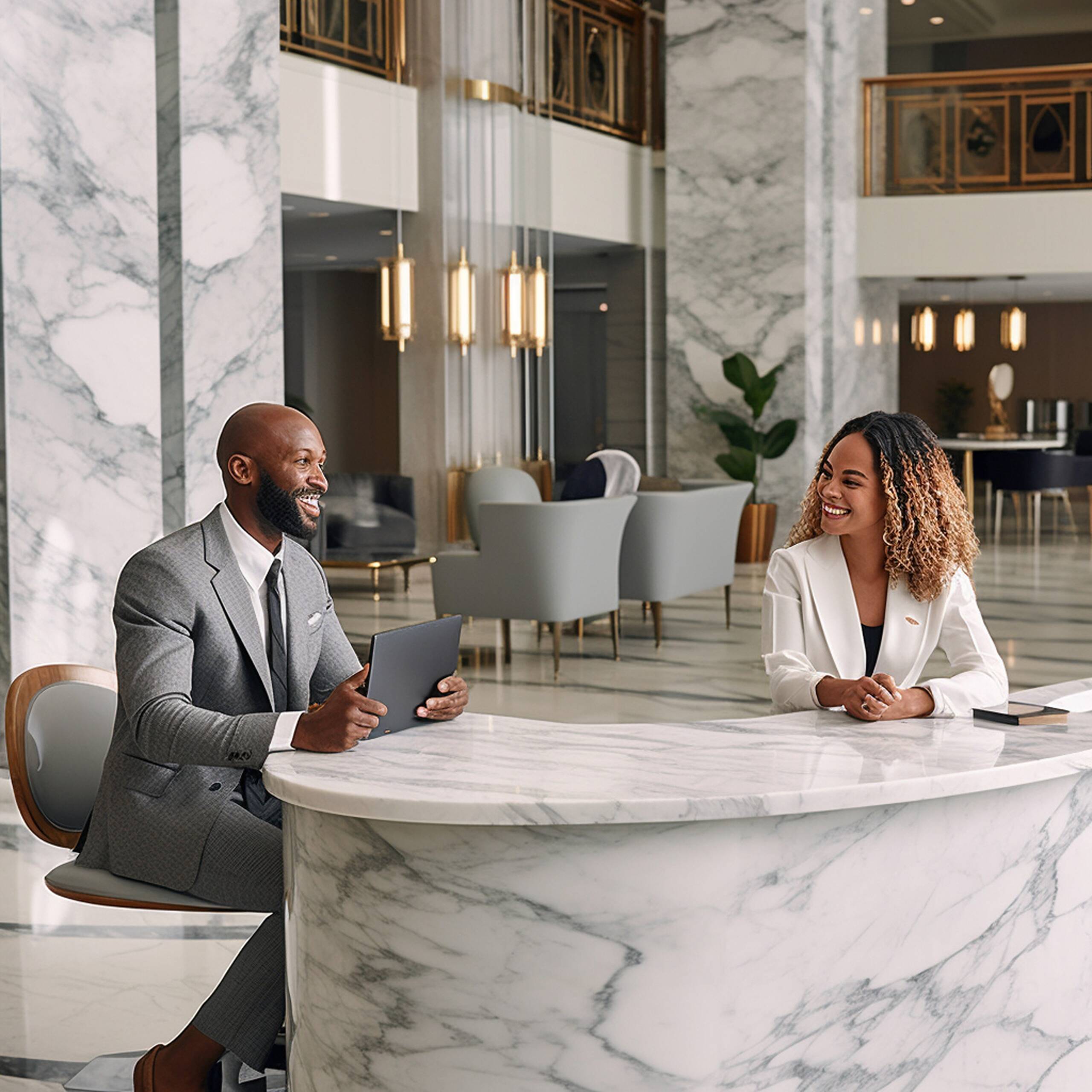 homme-femme-sont-assis-table-dans-hall-pancarte-indiquant-entreprise homme-femme-sont-assis-table-dans-hall-pancarte-indiquant-entreprise